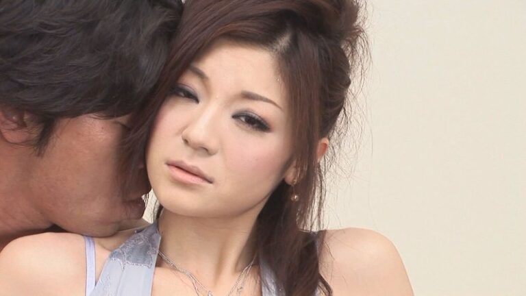 綺麗なドレスに清楚な佇まい！セレブ感が半端ない白金奥様が都落ち！磨き抜かれた身体をたっぷり堪能！ガンガン腰を振って顔面シャワーでフィニッシュ！