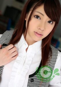 年若いOLが制服姿のまま職場で中年オヤジにセックスさせて悦びまくって大変ですっ！ 市川まほ