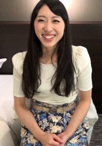 脚の綺麗な若奥様、謝礼と電マで大開脚の大噴射!?喘ぎ声が止まらない!!